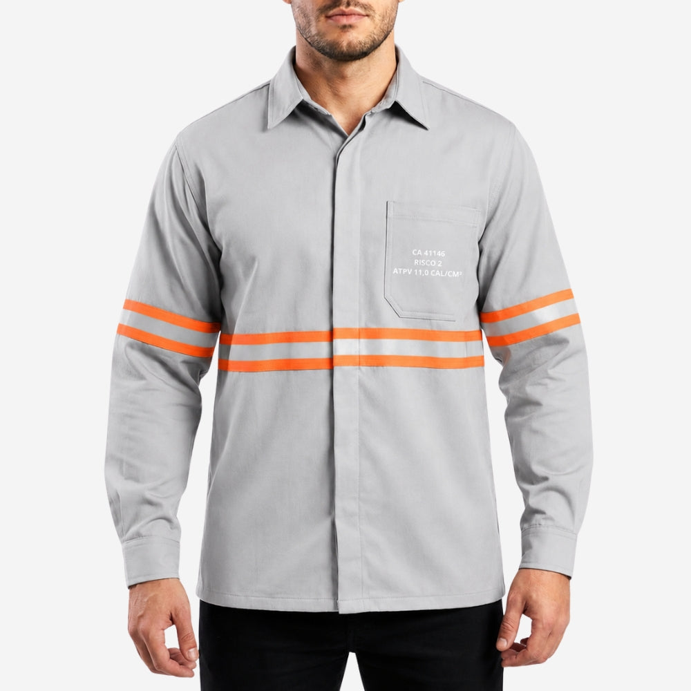 Camisa NR10 Risco II ATPV 12,0 Manga Longa Cinza Claro 100% Algodão Anti-chama Com Faixas Refletivas Laranjas Eqpro C.A 41146