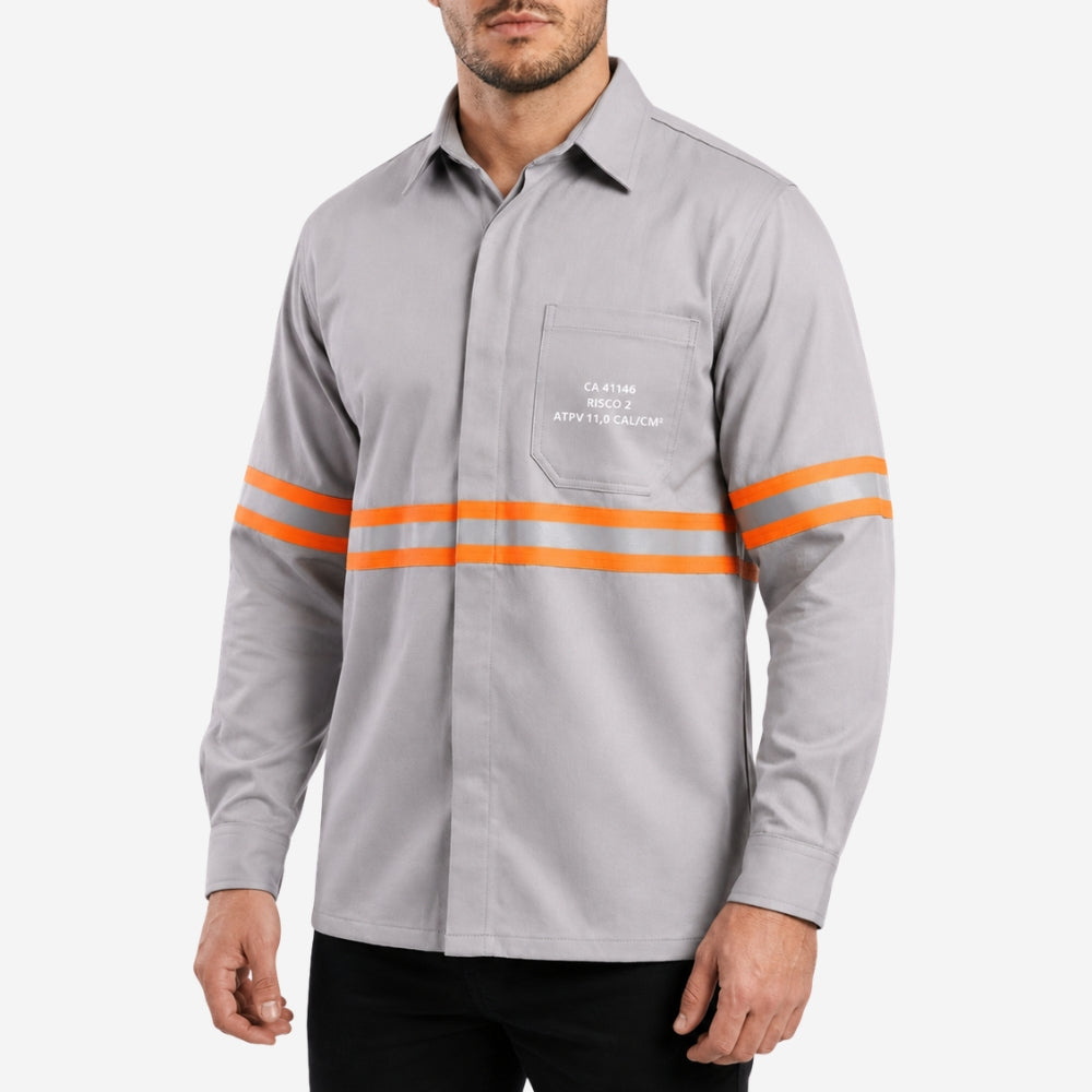 Camisa NR10 Risco II ATPV 12,0 Manga Longa Cinza Claro 100% Algodão Anti-chama Com Faixas Refletivas Laranjas Eqpro C.A 41146