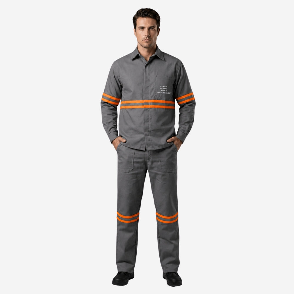 Conjunto Calça e Camisa NR10 Risco II ATPV 12,0 Manga Longa Cinza 100% Algodão Anti-chama Com Faixas Refletivas Laranjas Eqpro C.A 41146 / 41147