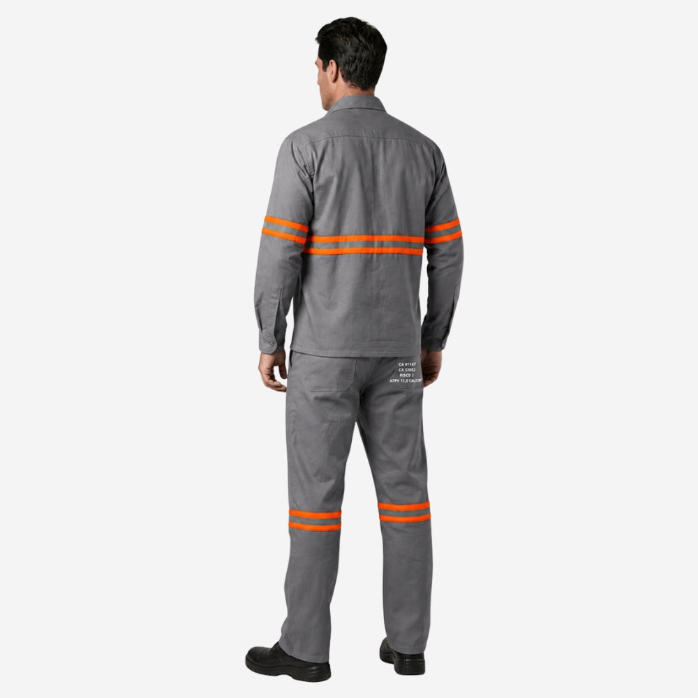 Conjunto Calça e Camisa NR10 Risco II ATPV 12,0 Manga Longa Cinza 100% Algodão Anti-chama Com Faixas Refletivas Laranjas Eqpro C.A 41146 / 41147