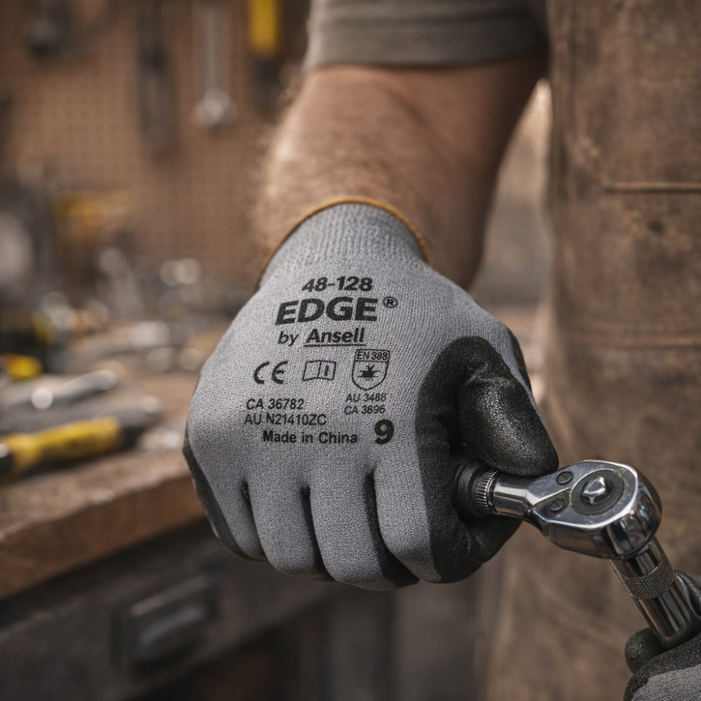 Luva de Proteção Multiuso Abrasao Óleo Tricotada Banho Nitrílico Cinza e Preta Ansell EDGE 48-128 C.A 38312