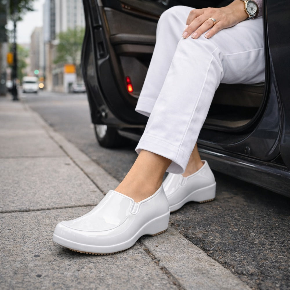 Mocassim Feminino de EVA Impermeável Branco Uso Profissional Antimicrobiano Solado Antiderrapante Sticky Shoes Woman SOC-W-BCA C.A 41532