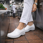 Mocassim Feminino de EVA Impermeável Branco Uso Profissional Antimicrobiano Solado Antiderrapante Sticky Shoes Woman SOC-W-BCA C.A 41532