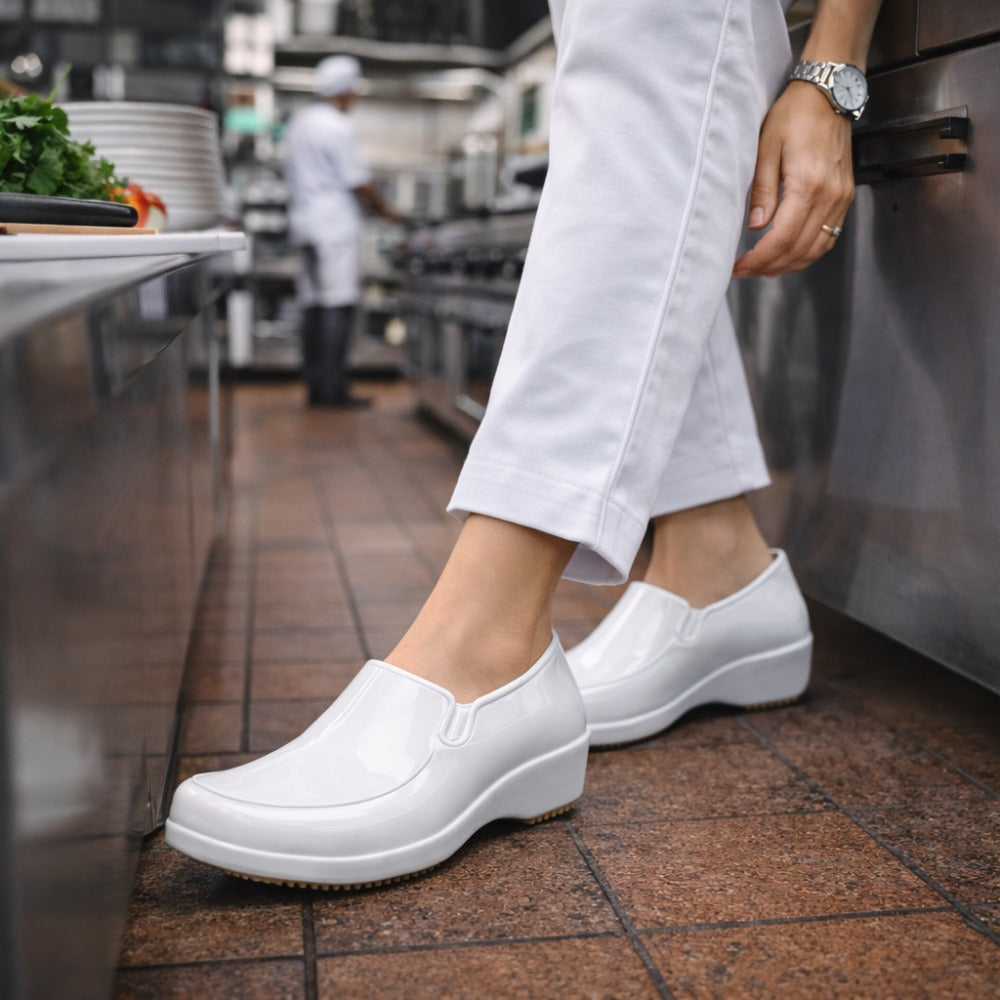 Mocassim Feminino de EVA Impermeável Branco Uso Profissional Antimicrobiano Solado Antiderrapante Sticky Shoes Woman SOC-W-BCA C.A 41532