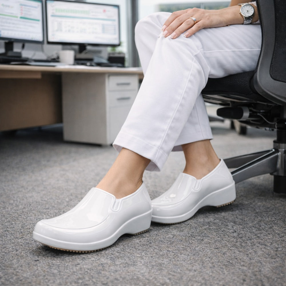 Mocassim Feminino de EVA Impermeável Branco Uso Profissional Antimicrobiano Solado Antiderrapante Sticky Shoes Woman SOC-W-BCA C.A 41532