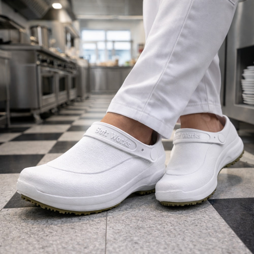 Sapato de EVA Tipo Crocs Branco Uso Profissional Antimicrobiano Solado Antiderrapante Soft Works BB60 C.A 27921