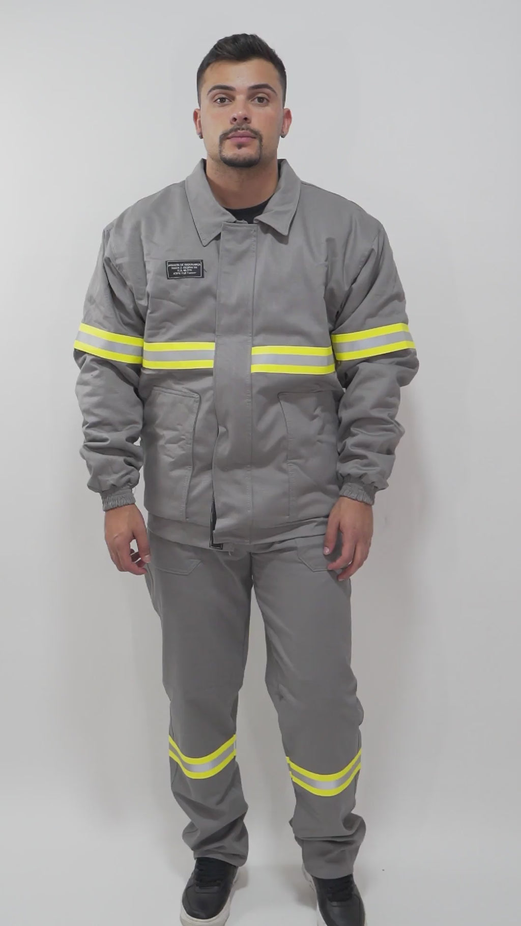 Calça NR10 Eletricista Risco II ATPV 9,6 Cinza 100% Algodão Anti-chama Com Faixas Refletivas Verdes Maicol C.A 38765
