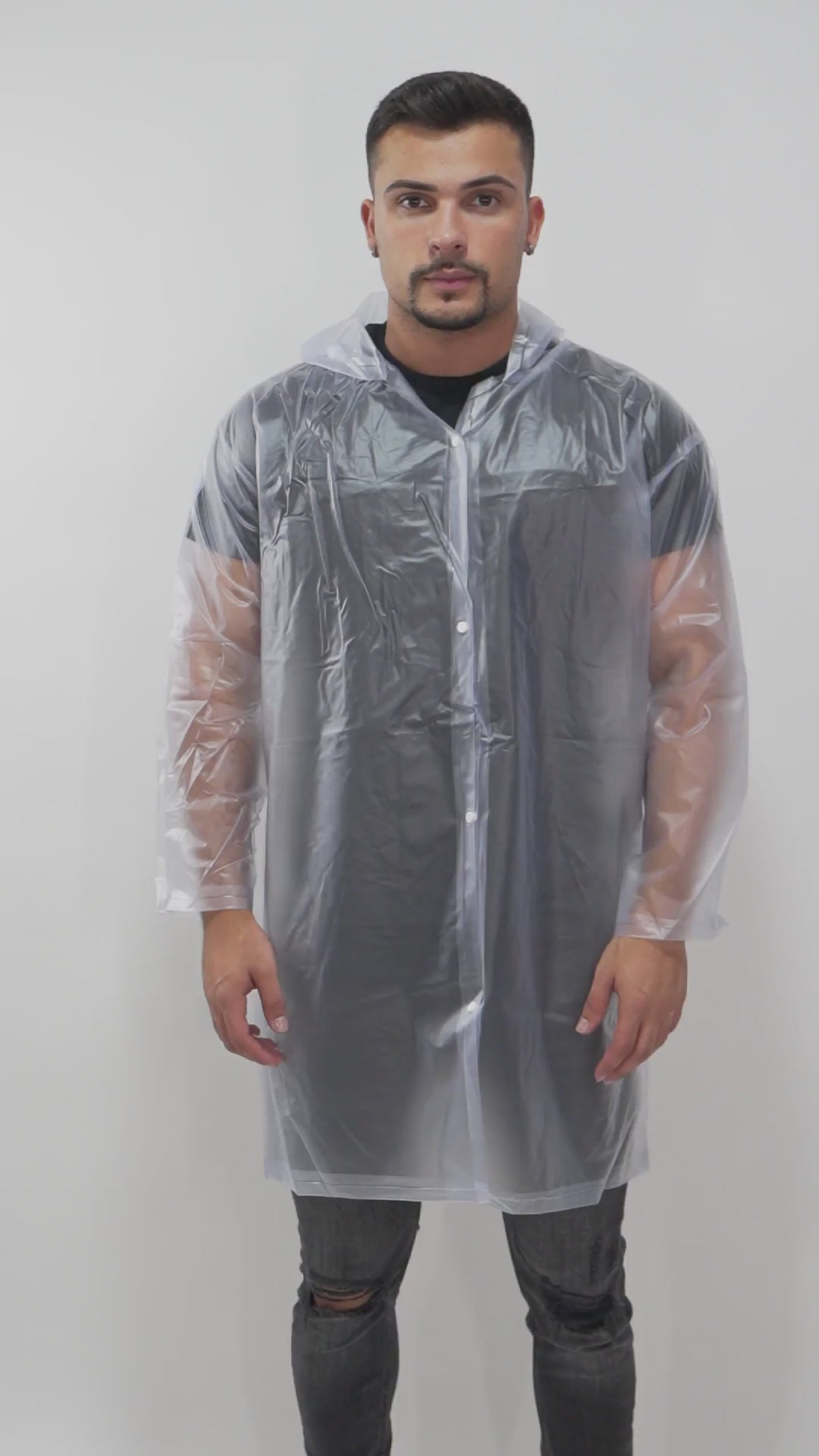 Capa de Chuva em Vinil Laminado Transparente com Capuz e Fechamento em Botões Maicol CA 41688